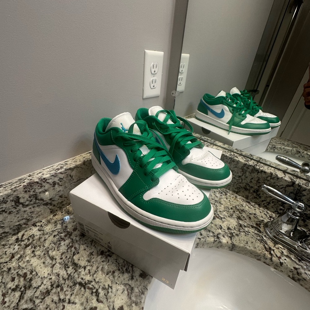 Nike Low-Top Sneakers in Green and White